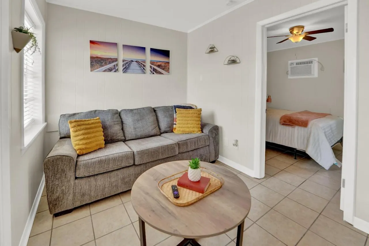 ***** Отель Sea Foam Suites Lower Grand Lagoon США